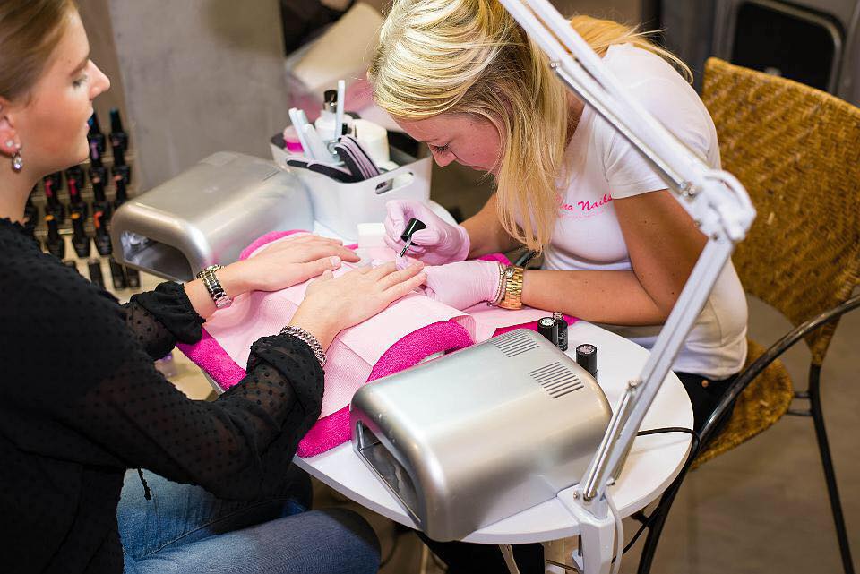 Interieur van de nagelstudio in Baarn